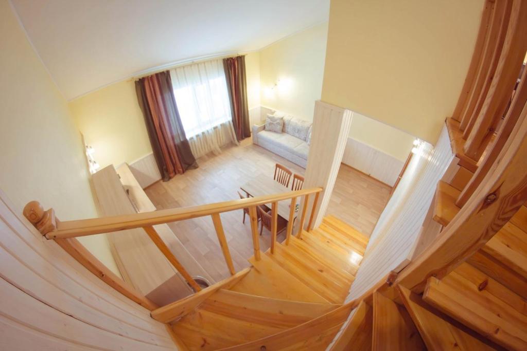 - Sala de estar con vistas panorámicas a una escalera en Edelweiss Hotel, en Abzakovo