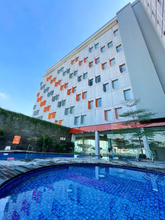 Bazén v ubytování HARRIS Hotel & Conventions Gubeng nebo v jeho okolí