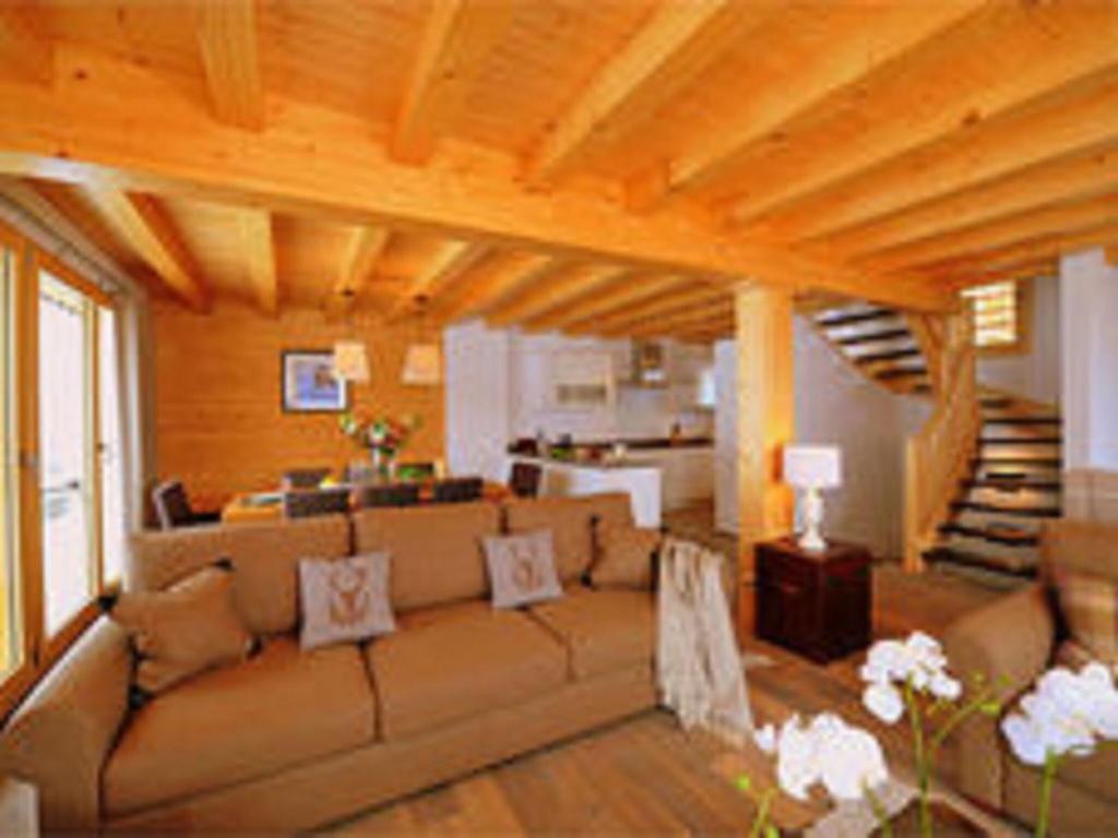 uma sala de estar com um grande sofá numa casa em Lavish Holiday Home in H r mence with Balcony em Hérémence
