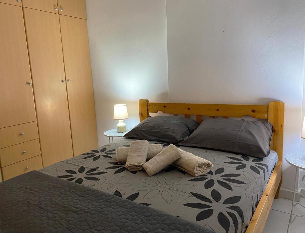 um quarto com uma cama com duas almofadas em Kalamata Home #1 em Kalamata