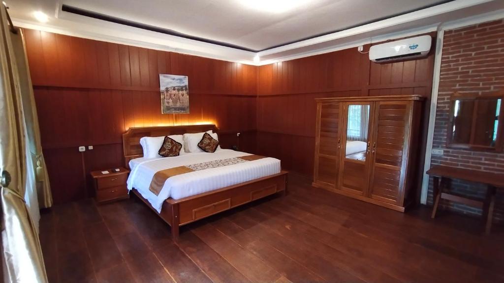Postel nebo postele na pokoji v ubytování Kasuari Exotic Resort Magelang