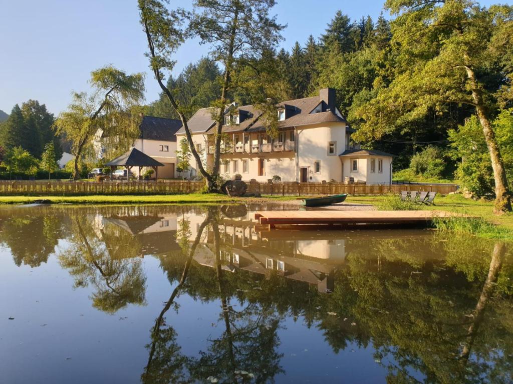 une maison sur la rive d'un lac dans l'établissement Die Alte Bäckerei, à Bescheid