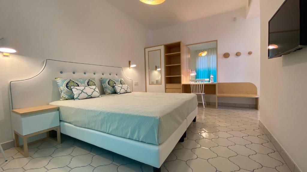 Кровать или кровати в номере La Marea - Appartamento panoramico Amalfi