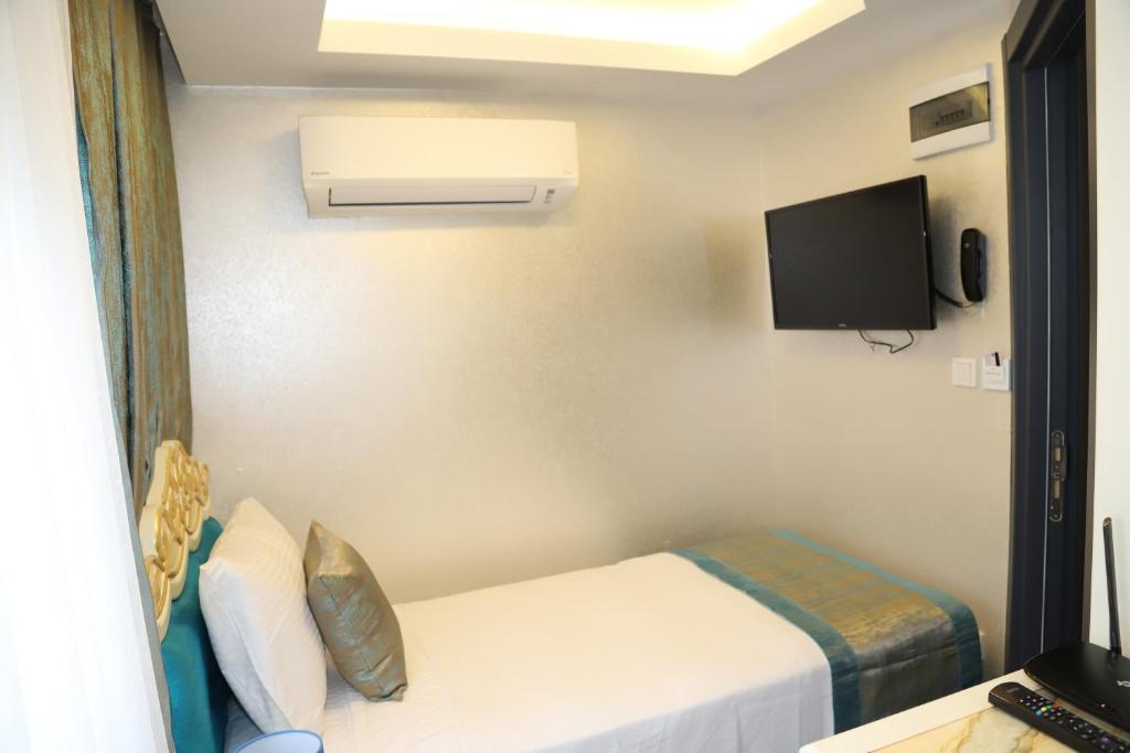 TV a/nebo společenská místnost v ubytování Grand Kavi Hotel