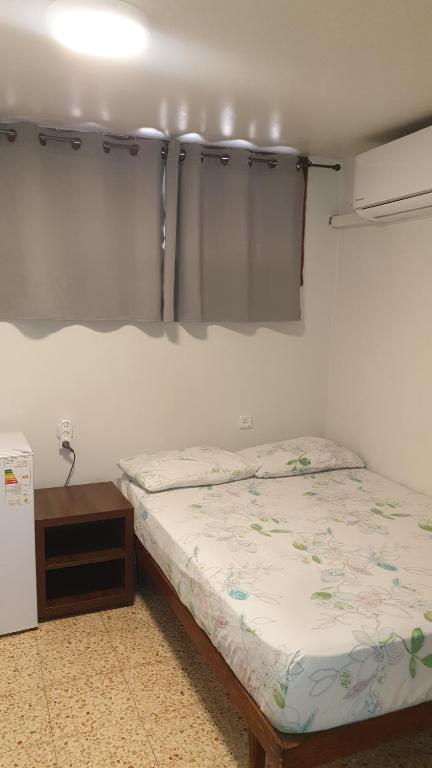 Postel nebo postele na pokoji v ubytování Arava Hostel