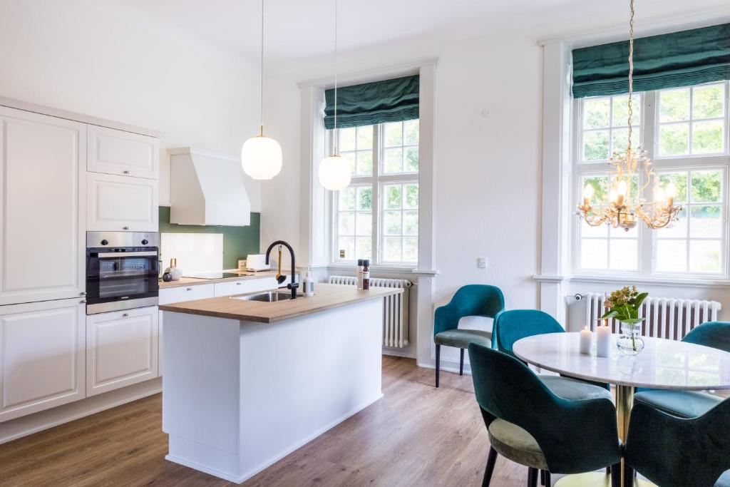 Kuchyň nebo kuchyňský kout v ubytování Gem Suites Holiday Apartments