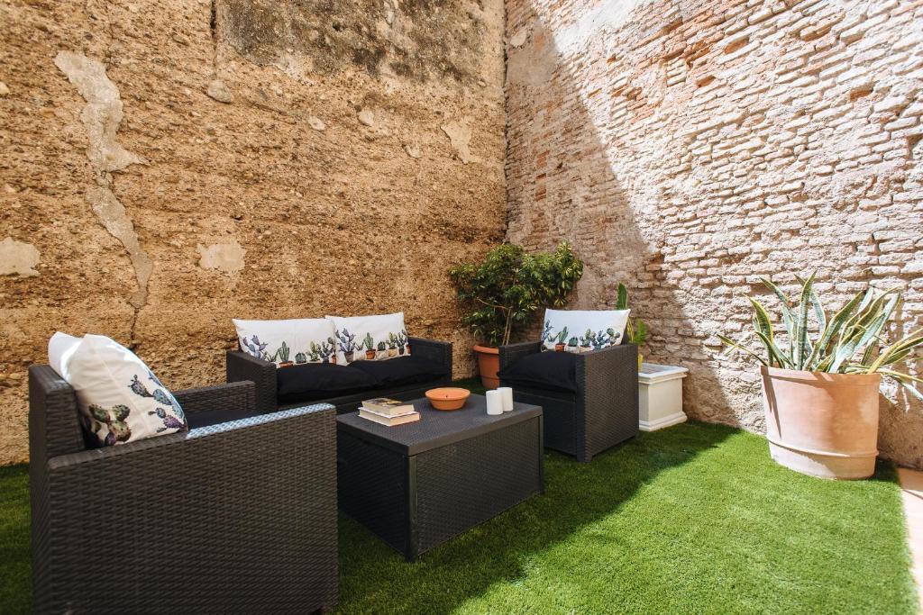 Posedenie v ubytovaní Sol Suite Apartment with Garden