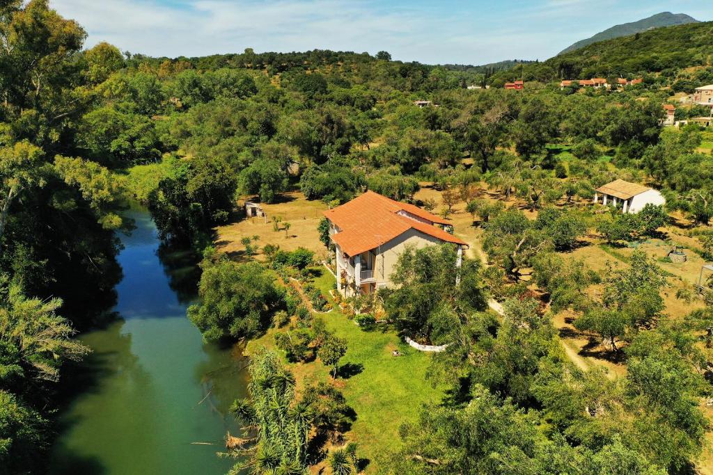 una vista aérea de una casa junto a un río en Petros Studios, en Moraitika
