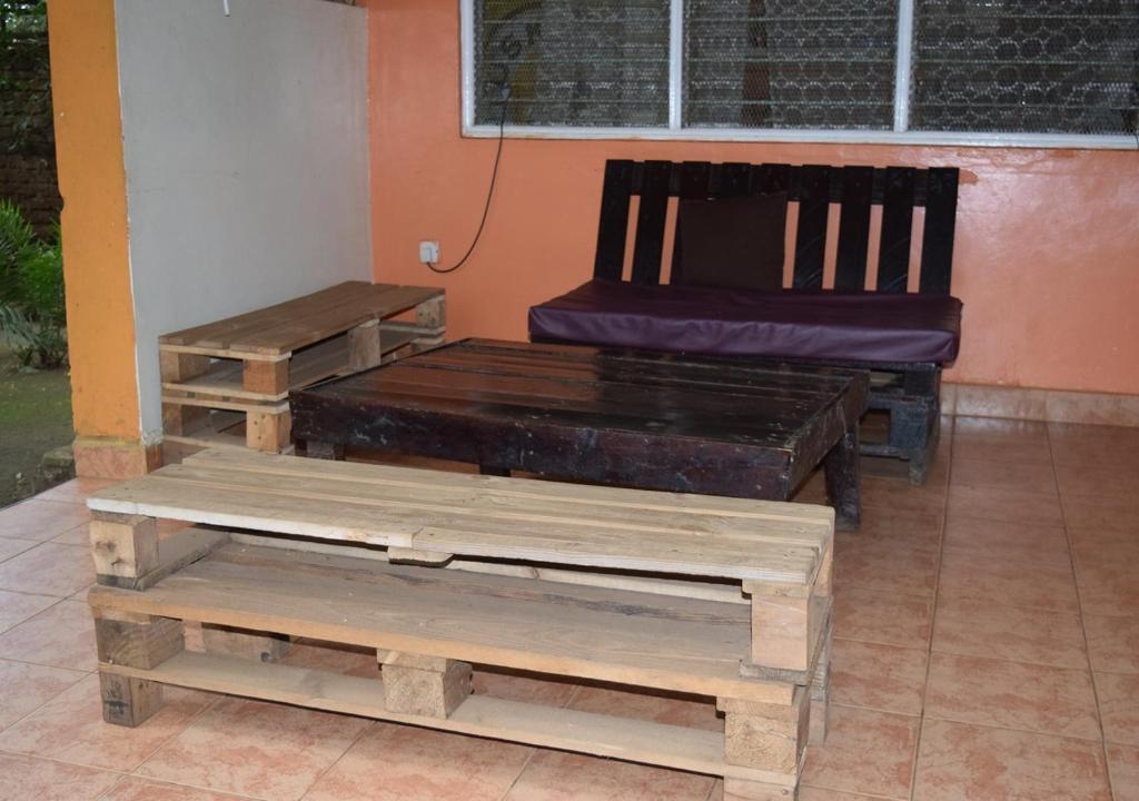 Posezení v ubytování Mamba Village Kisumu