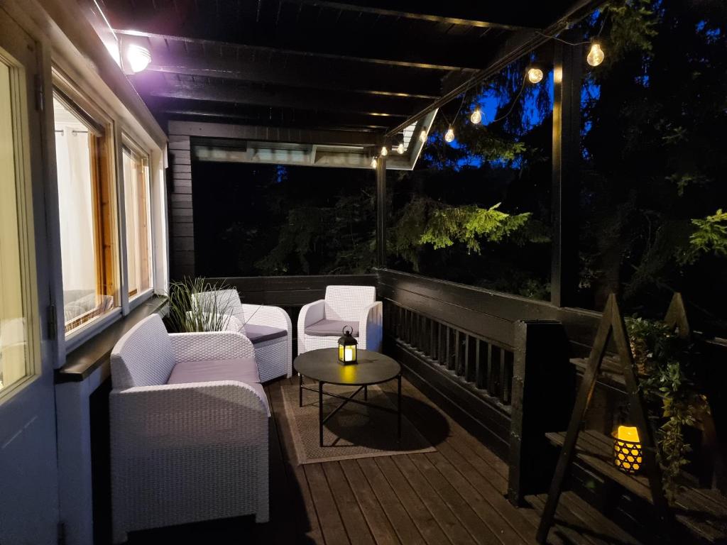 Balkón nebo terasa v ubytování Villa Lumi 10 henkilölle, Himos Länsihuippu