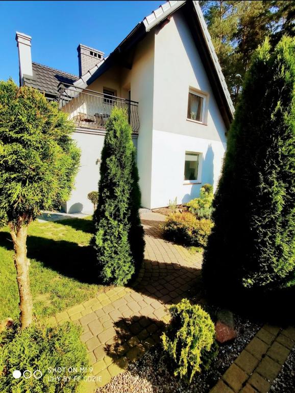 Vonkajšia záhrada v ubytovaní Apartamenty Pod Sosnami Ostróda Międzylesie 6os