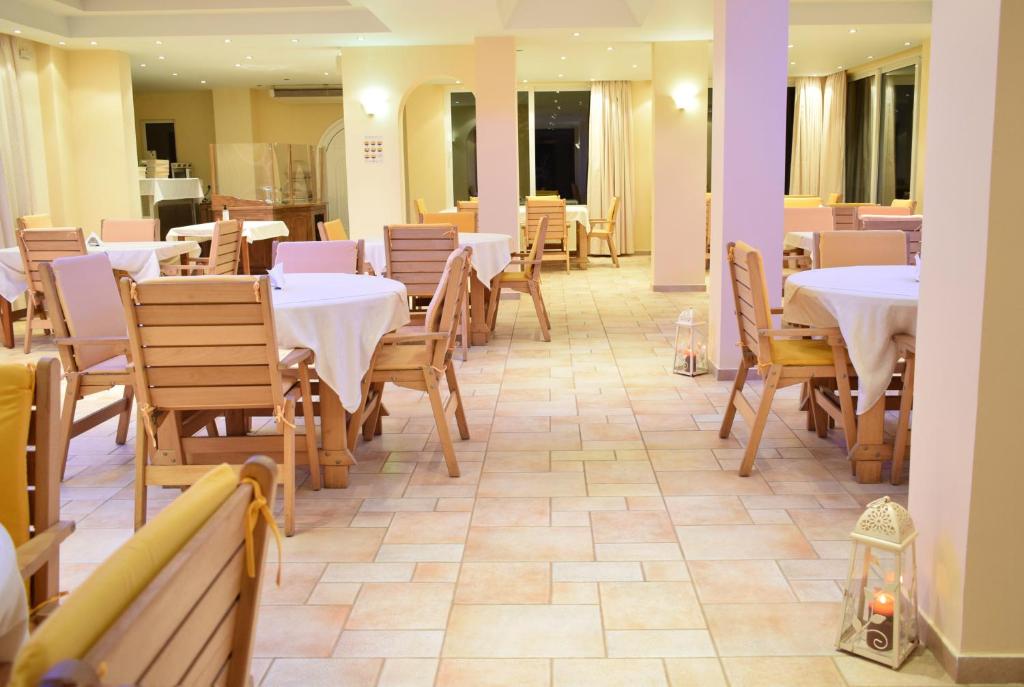 Restaurace v ubytování Hotel Klonos - Kyriakos Klonos