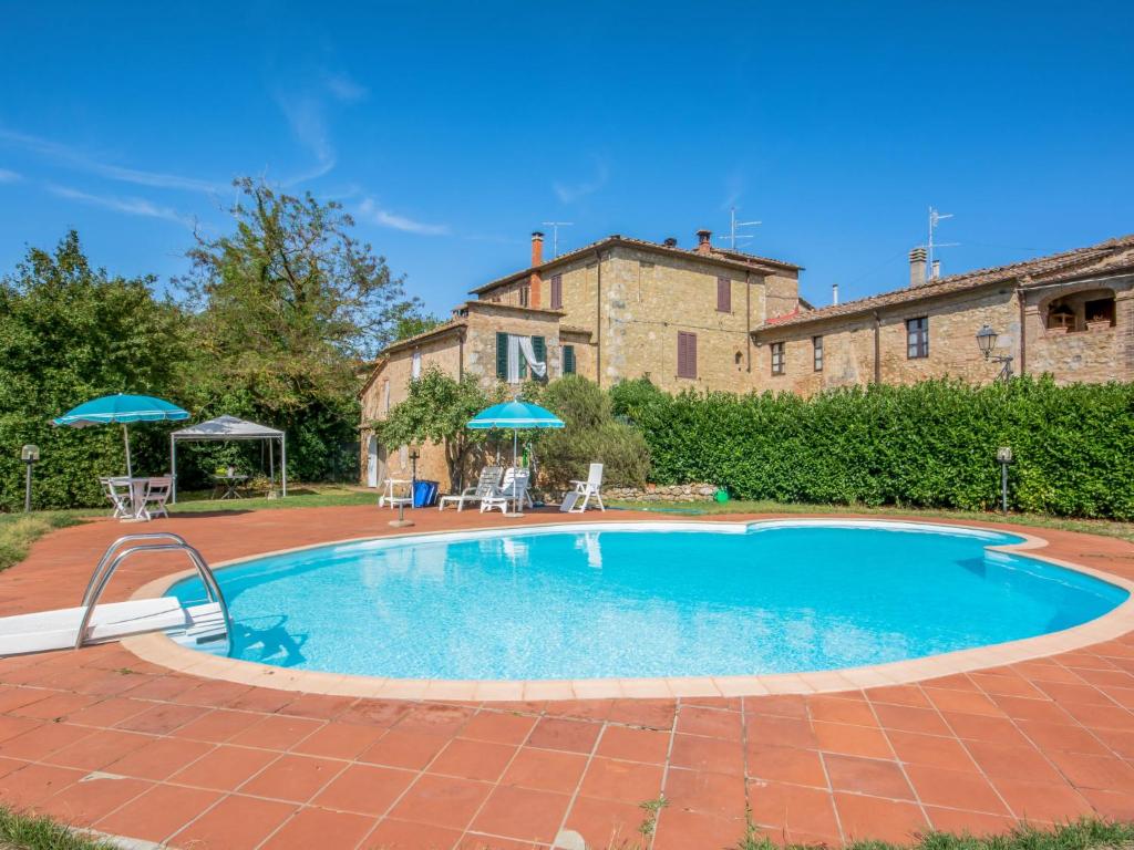 ein Pool vor einem Haus in der Unterkunft Holiday Home Il Valacchio by Interhome in Valli