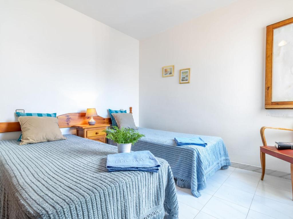 Posteľ alebo postele v izbe v ubytovaní Apartment Els Jardins III by Interhome