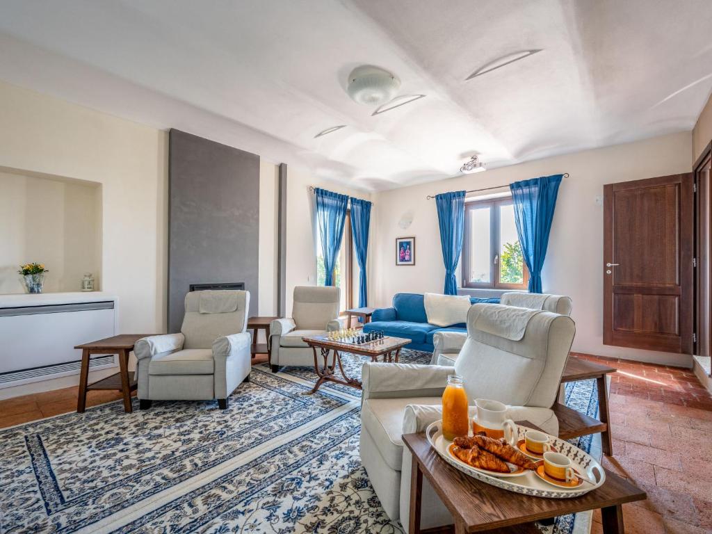 salon z niebieską kanapą i krzesłami w obiekcie Holiday Home Casa Chiara - SIC400 by Interhome w mieście Serralunga di Crea