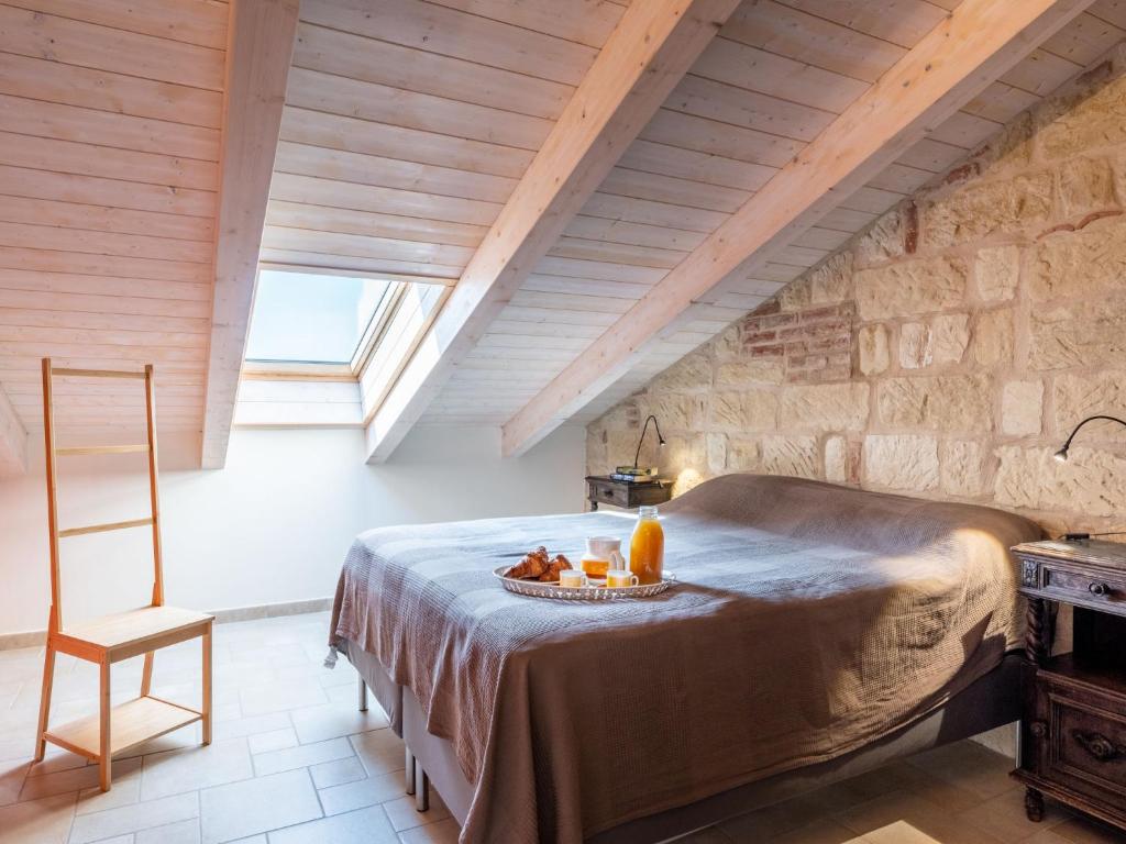 Łóżko lub łóżka w pokoju w obiekcie Holiday Home Casa Chiara - SIC400 by Interhome