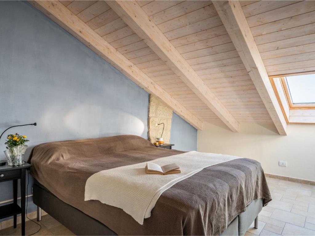 Łóżko lub łóżka w pokoju w obiekcie Holiday Home Casa Chiara - SIC400 by Interhome
