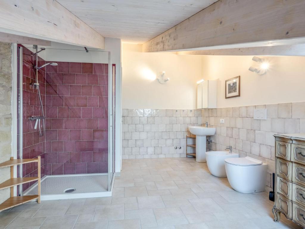 Łazienka w obiekcie Holiday Home Casa Chiara - SIC400 by Interhome