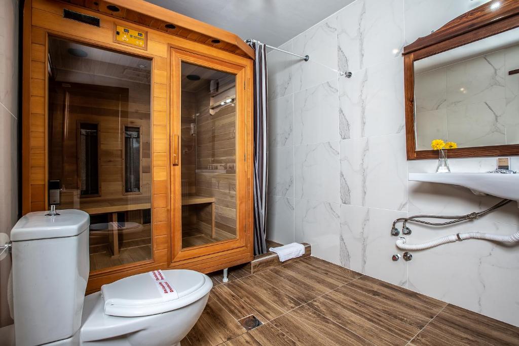 W łazience znajduje się toaleta i przeszklony prysznic. w obiekcie La Noi Guesthouse w mieście Samarína