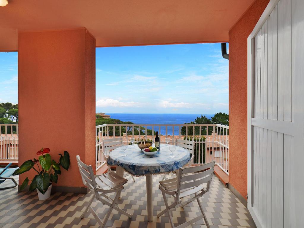 balcone con tavolo e vista sull'oceano di Apartment Capo d'Arco-9 by Interhome a Capo D'Arco