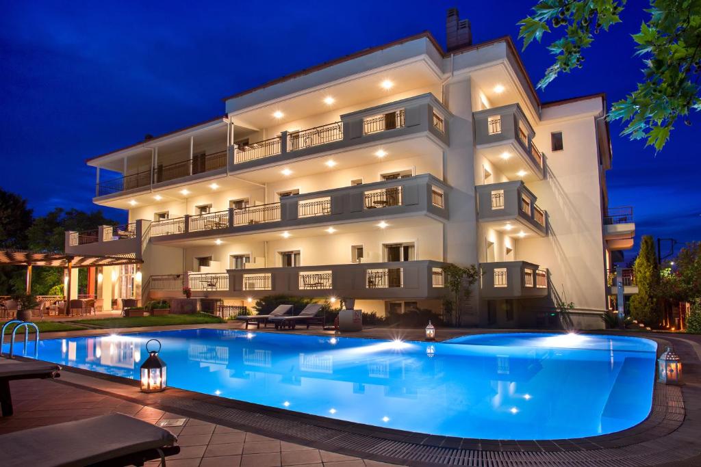 eine Villa mit einem Pool in der Nacht in der Unterkunft Electra Hotel in Stavros
