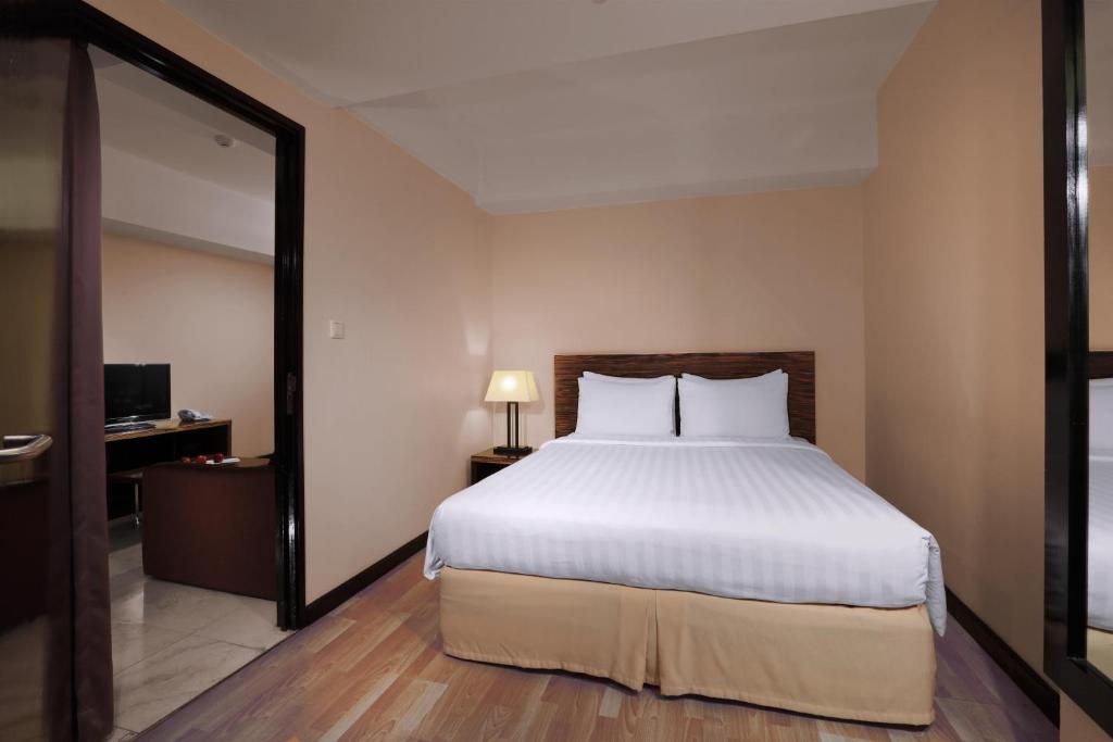 Tempat tidur dalam kamar di Grand Dafam Braga Bandung