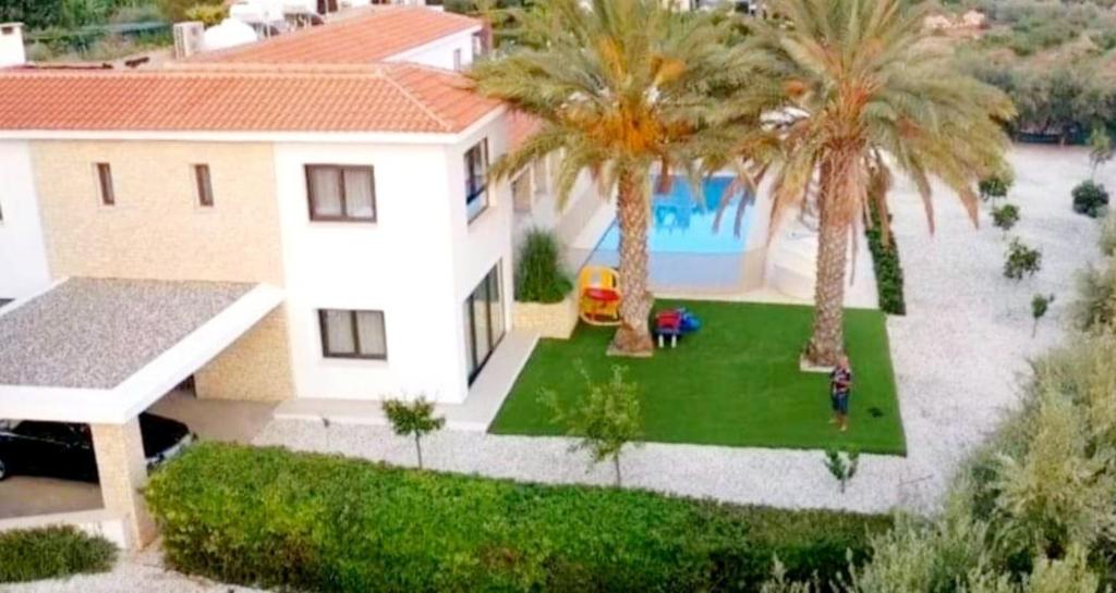 een luchtzicht op een huis met palmbomen bij Luxury 6 bedroom villa with privet pool in Paphos in Paphos