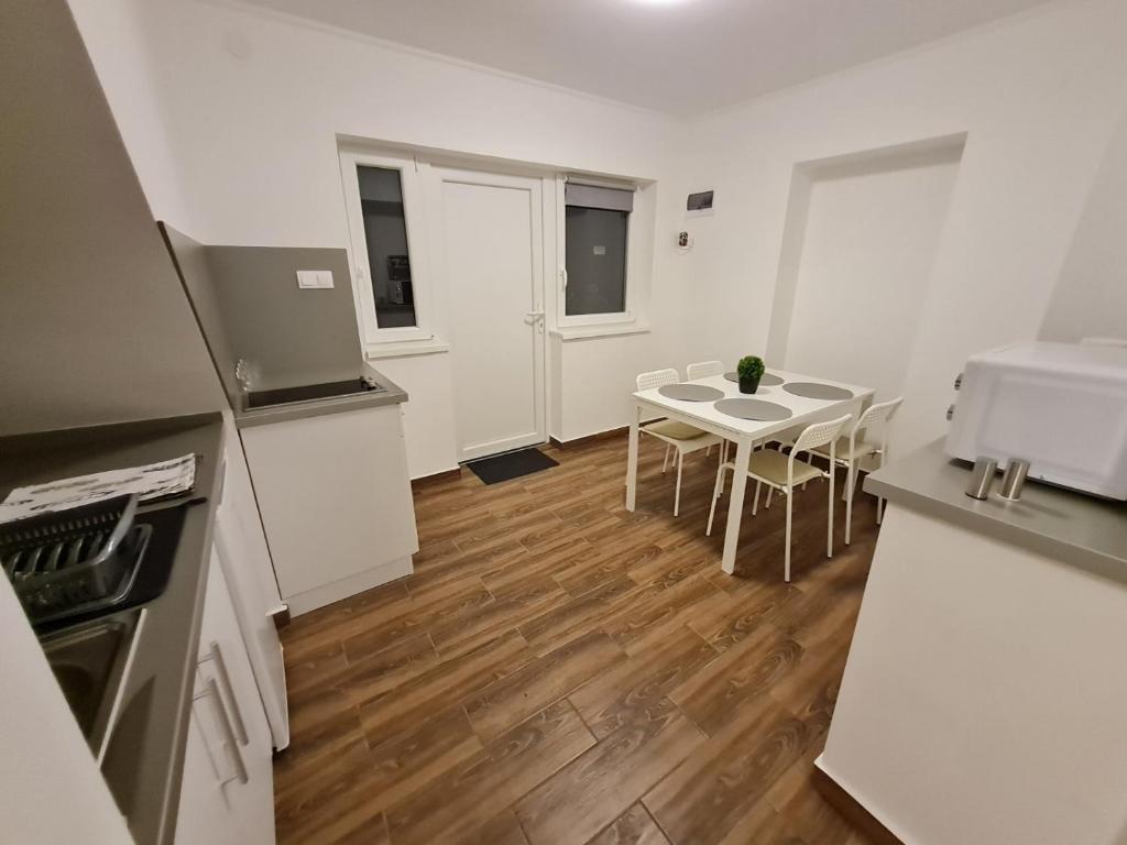 Kuchyňa alebo kuchynka v ubytovaní Holdudvar Apartman
