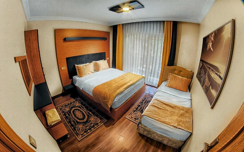 1 dormitorio pequeño con 1 cama y 1 sofá en CONCEPT HoUSE, en Ankara