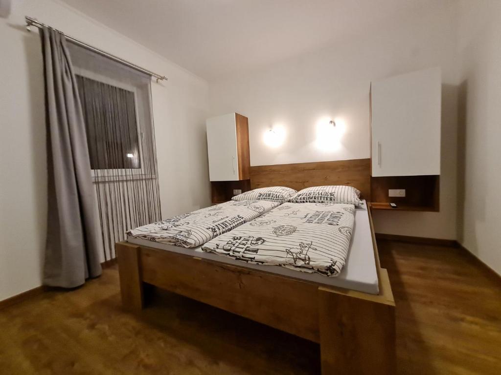 Posteľ alebo postele v izbe v ubytovaní Holdudvar Apartman