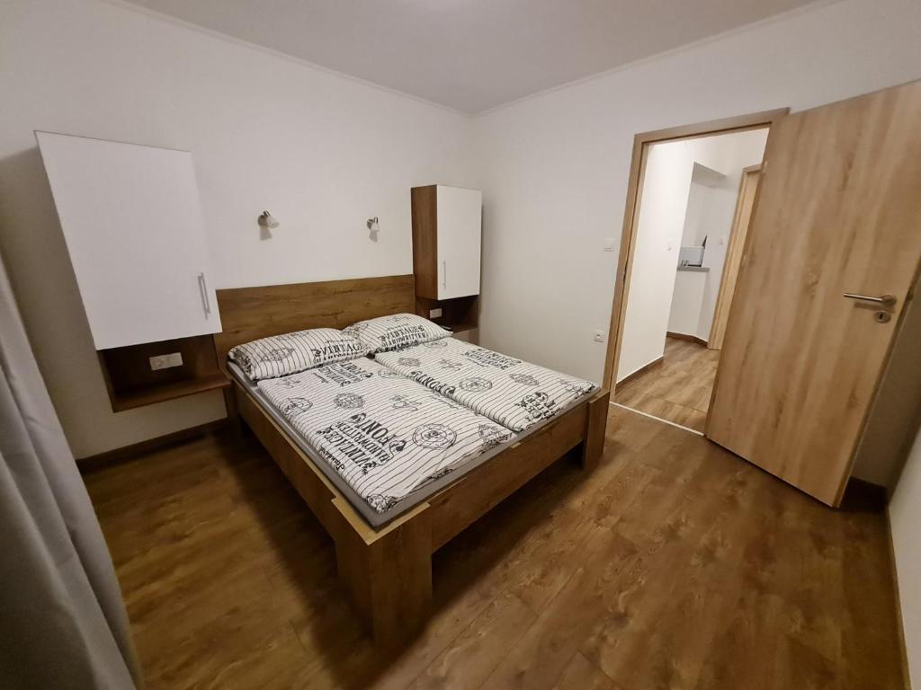 Posteľ alebo postele v izbe v ubytovaní Holdudvar Apartman