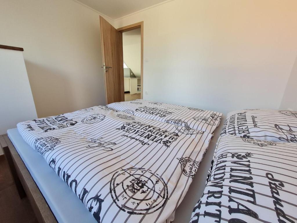 Posteľ alebo postele v izbe v ubytovaní Holdudvar Apartman