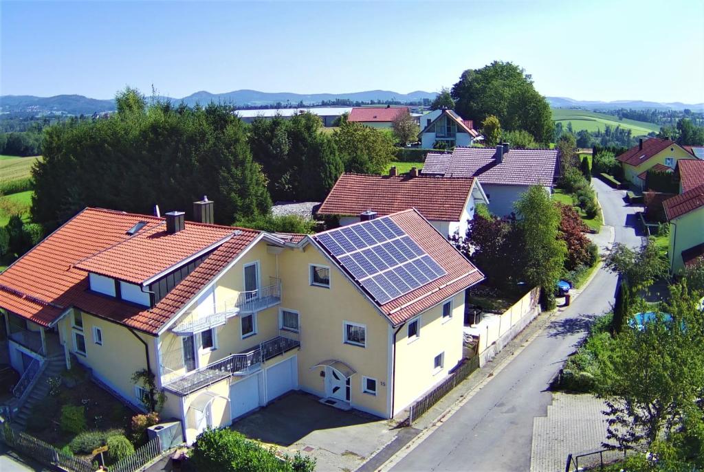 una casa con paneles solares en el techo en Dahoam, en Salzweg