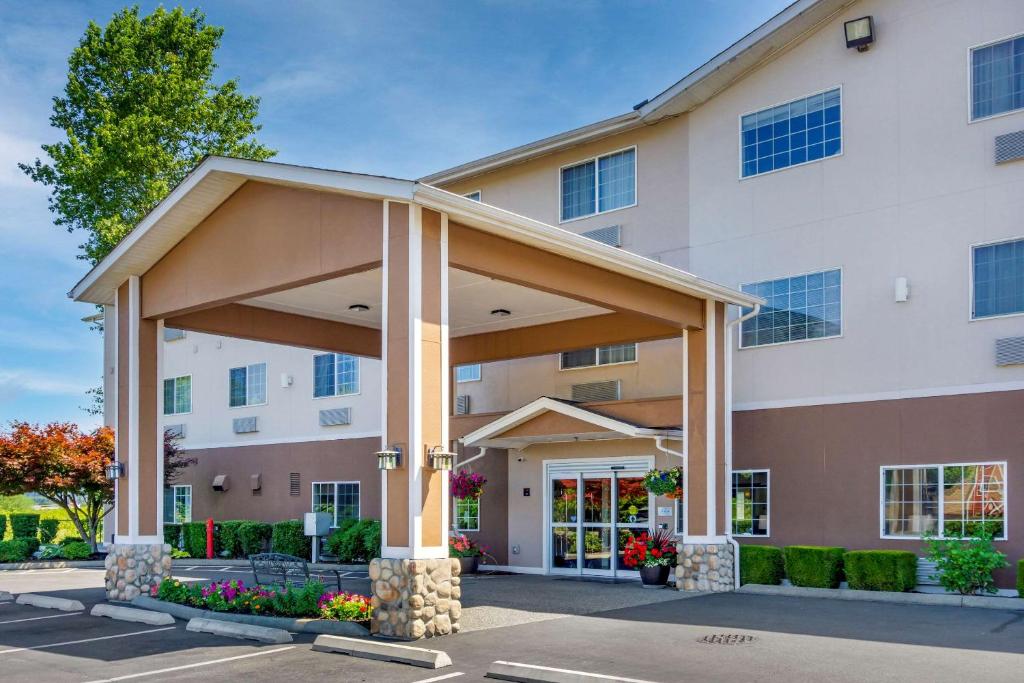 a large building with a cover over the entrance at Comfort Inn Auburn - Seattle in Auburn