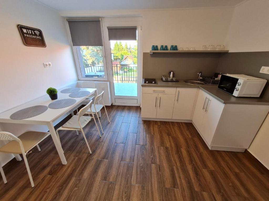 Kuchyňa alebo kuchynka v ubytovaní Holdudvar Apartman