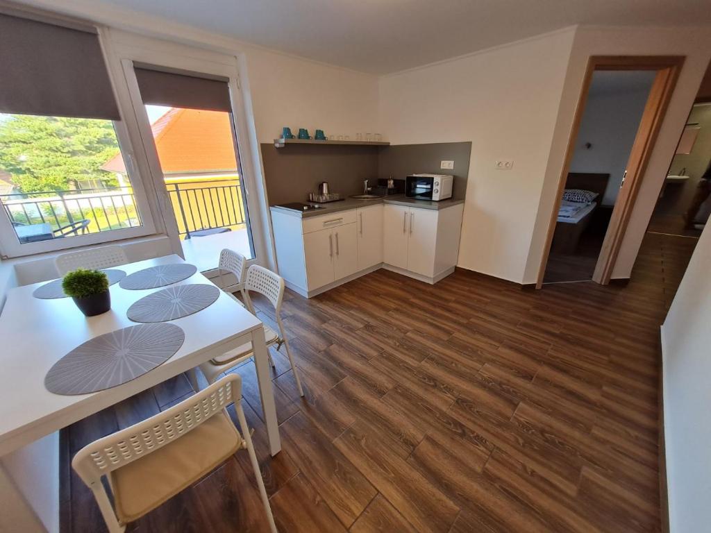 Kuchyňa alebo kuchynka v ubytovaní Holdudvar Apartman