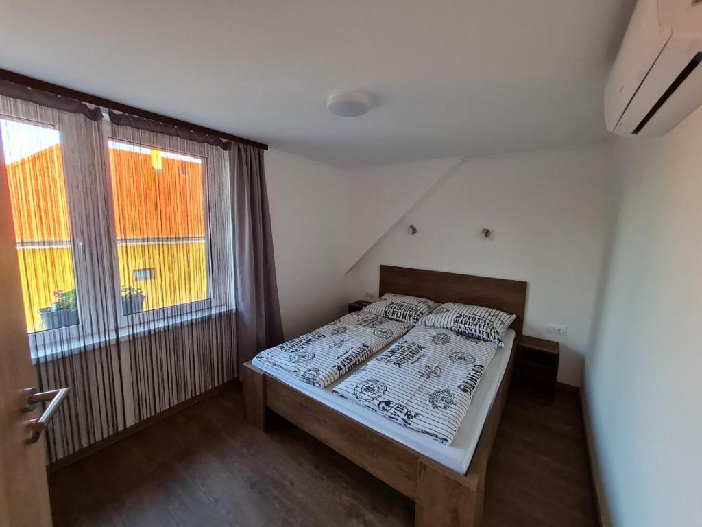 Posteľ alebo postele v izbe v ubytovaní Holdudvar Apartman