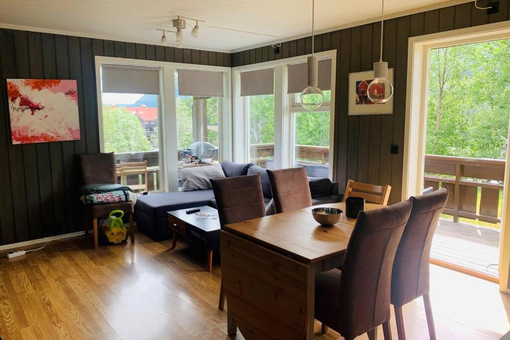 a living room with a table and a couch at Super sentral, flott og solrik leilighet i sentrum in Hemsedal