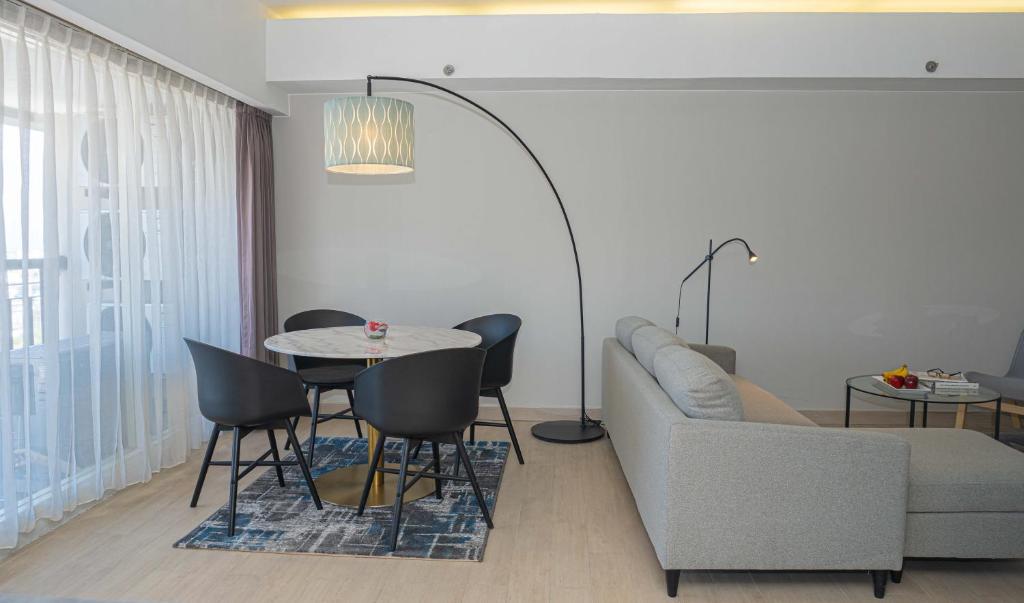 Area tempat duduk di Grand Dafam Braga Bandung