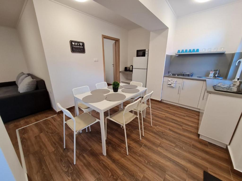 Kuchyňa alebo kuchynka v ubytovaní Holdudvar Apartman