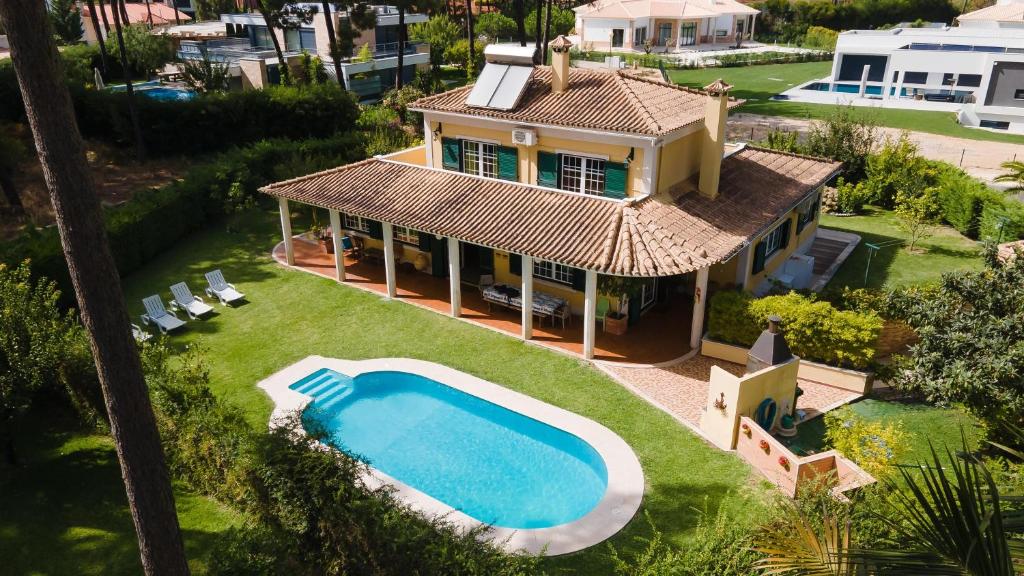 Pemandangan kolam renang di Family Friendly Villa Aroeira Golf atau berdekatan