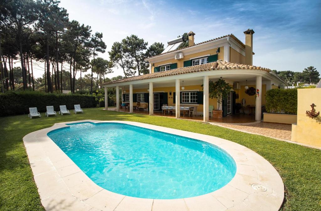 Bazén v ubytování Family Friendly Villa Aroeira Golf nebo v jeho okolí