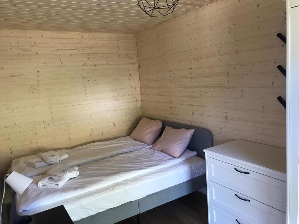 Posteľ alebo postele v izbe v ubytovaní Ostrzycki Las domki nad jeziorem -balia-sauna-prywatny pomost