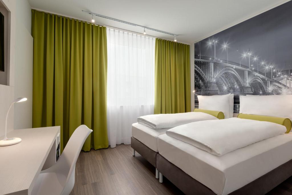 Postel nebo postele na pokoji v ubytování Super 8 by Wyndham Chemnitz