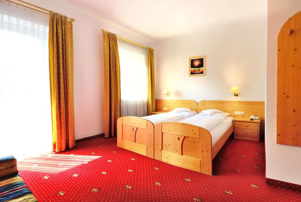 Postel nebo postele na pokoji v ubytování Hotel Dolomiten