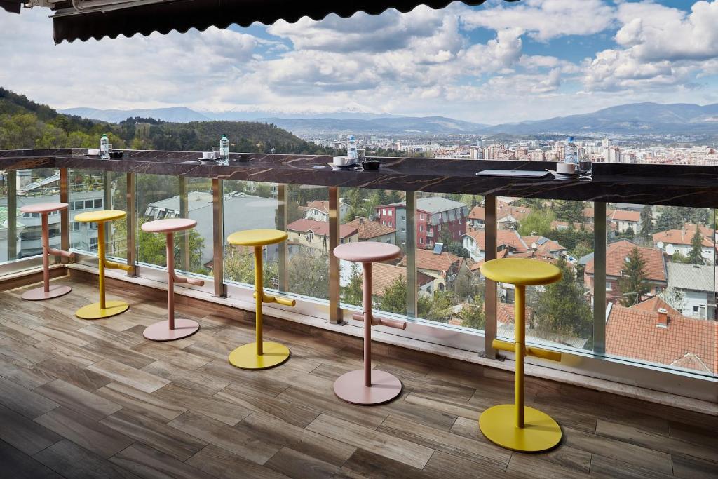 Nespecifikovaný výhled na hory nebo výhled na hory při pohledu z hotelu