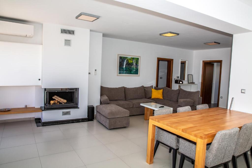 salon z kanapą i stołem w obiekcie 5 Sterne Zeus City Apartment mit Meerblick w mieście Lawrio