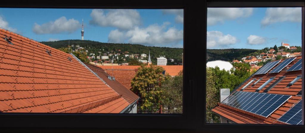 desde la ventana de un techo con paneles solares en Zsuka apartman free parking, en Pécs