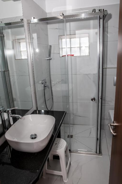 Łazienka w obiekcie 5 Sterne Zeus City Apartment mit Meerblick