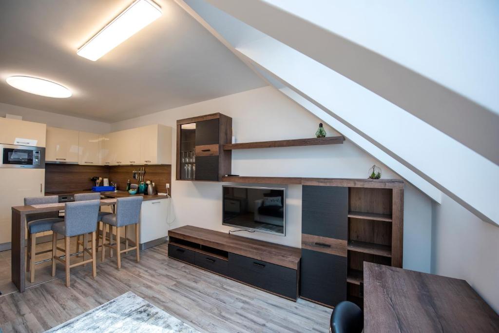 Kuchyňa alebo kuchynka v ubytovaní Zsuka apartman free parking